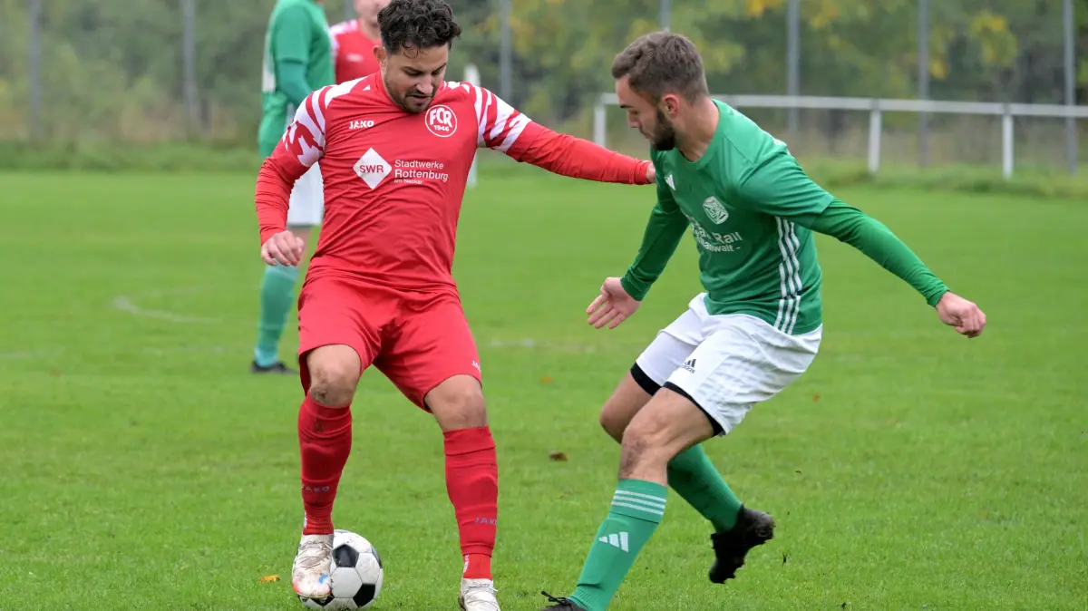 SV Wurmlingen vs. FC Rottenburg II, Fussball, Kreisliga A3 ,10.Spieltag, Saison 2026/2027, 18.10.2026 : Daniel Genuardi (FC Rottenburg II, #18) am Ball im Zweikampf mit Dennis Haug (SV Wurmlingen, #14)
SV Wurmlingen vs. FC Rottenburg II,
Fussball, Kreisliga A3 ,10.Spieltag, Saison 2026/2027, 18.10.2026
Foto: Eibner-Pressefoto/ Tobias Baur