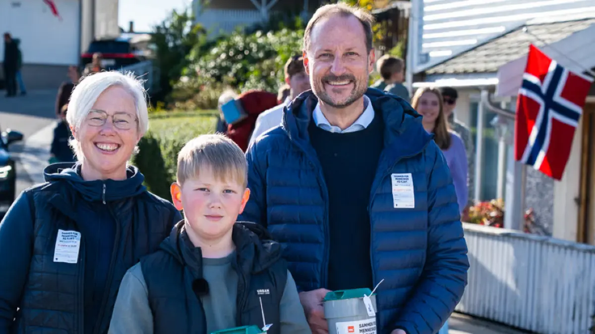 König Haakon ging gemeinsam mit Camilla und Lasse Lange als Spendensammler auf die Straße.