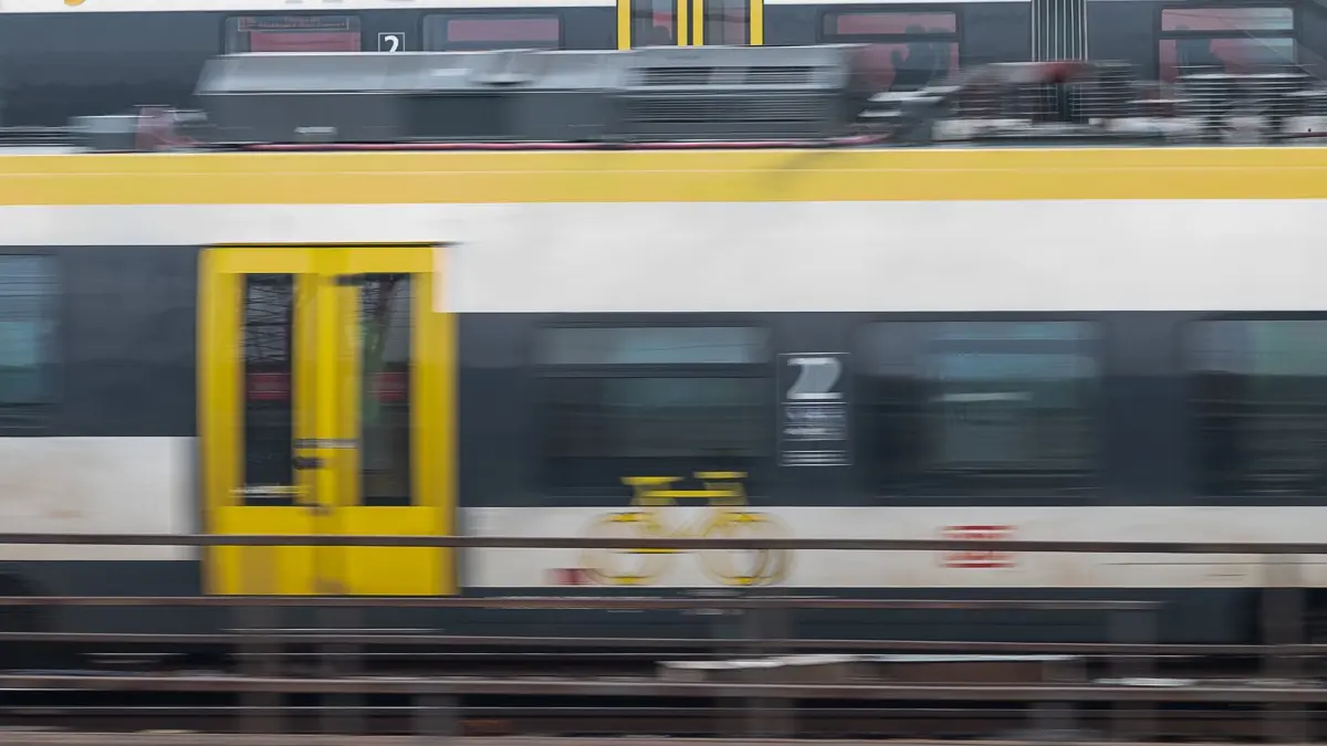 Regionalzüge Baden-Württemberg: Ein Regionalzug fährt vor dem Stuttgarter Hauptbahnhof hinter einem Zug der DB Regio. (zu dpa: «Gleisschäden bremsen beliebte Pendler-Bahn aus»)