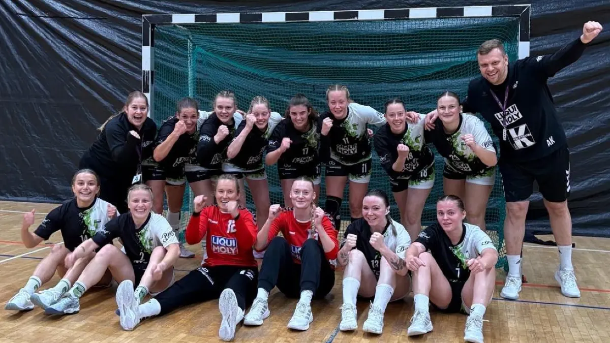 Die Handballerinnen des SC Lehr nach dem ersten Sieg in der Landesliga.