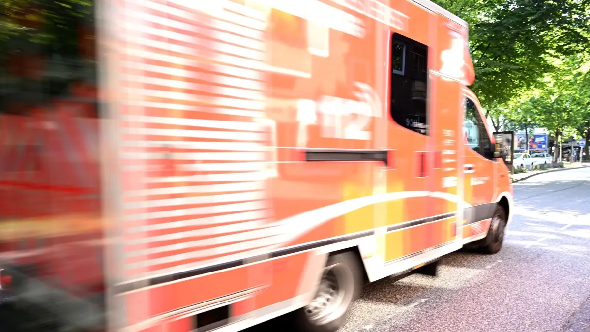 Rettungswagen: ARCHIV - 04.08.2026, Hamburg: Ein Rettungswagen mit der Aufschrift 112 fährt durch Hamburg. (zu dpa: «Zusammenstoß mit Auto: Radfahrer lebensgefährlich verletzt») Foto: Lilli Förter/dpa +++ dpa-Bildfunk +++