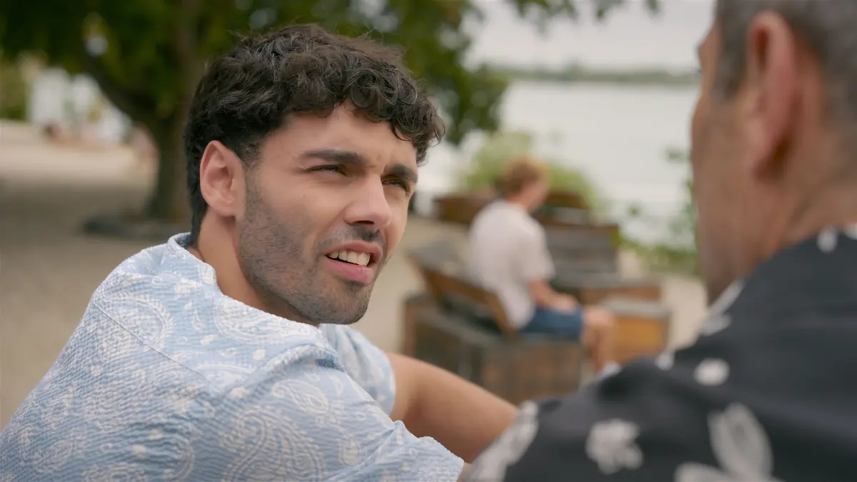 Nick (Raphael Kalkowski) gesteht Dragan (Florian Thunemann), dass er in Luca (Orlando Lenzen) verliebt ist.