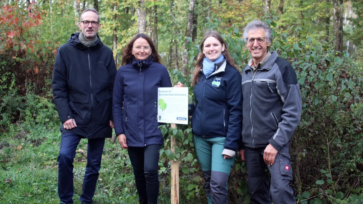 Schwäbisch Hall Baumspendenübergabe 2026 an der Streifleswaldhütte mit Peter Klink (Erster Bürgermeister Schwäbisch Hall), Bernd Schramm (Forstrevierleiter), Ellen Späth (Sparda-Bank Baden-Württemberg) und Ann-Catrin Sachs (Landesgeschäftsführerin SDW Baden-Württemberg)