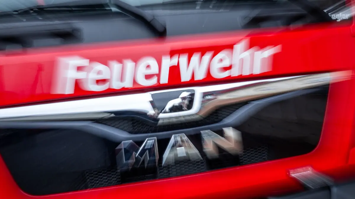 Feuerwehr: ARCHIV - 28.01.2025, Mecklenburg-Vorpommern, Sternberg: Ein Einsatzfahrzeug der Freiwilligen Feuerwehr. (Aufnahme mit langer Belichtungszeit) (zu dpa: «Laube brennt aus - Gartenbesitzer verletzt») Foto: Jens Büttner/dpa +++ dpa-Bildfunk +++