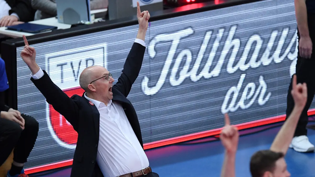 Volleyball 1. Bundesliga Saison 19/20: TV Rottenburg - HEITEC Volleys Eltmann: Vorsicht: Dieses Foto ist möglicherweise nur für den einstigen Verlag Schwäbisches Tagblatt verwendbar. Volleyball 1. Bundesliga Saison 2019/2020 16. Spieltag in Tuebingen in der Paul Horn Arena
09.02.2020
TV Rottenburg - HEITEC Volleys Eltmann
JUBEL Trainer Christophe Achten (TV Rottenburg)
FOTO: ULMER Pressebildagentur
xxNOxMODELxRELEASExx