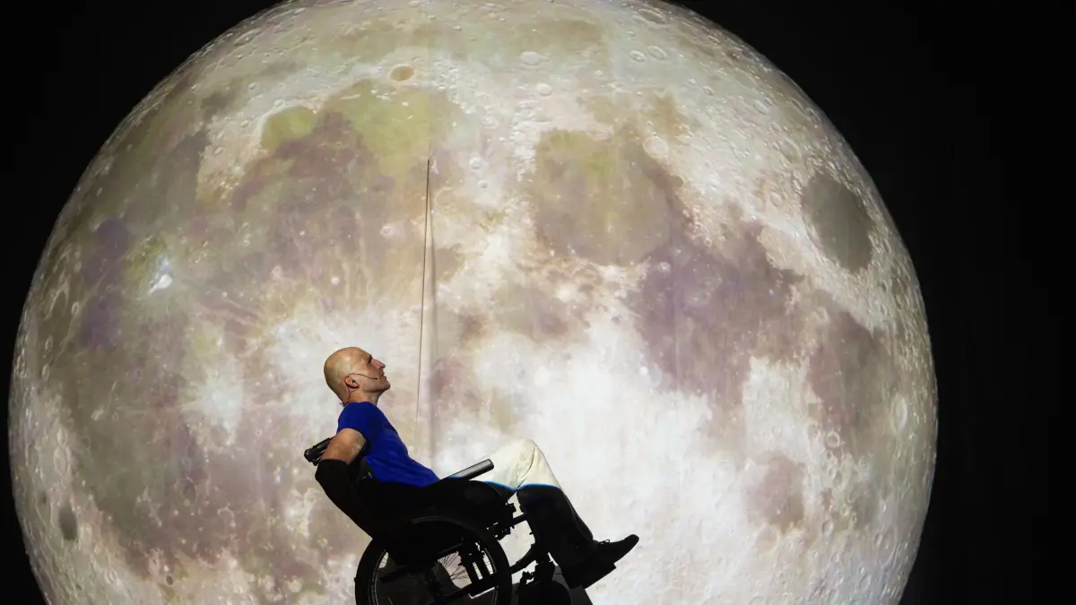 Kosmos Neue Musik: die Bühnen-und Video-Performance "UR!" von Simon Steen-Andersen .