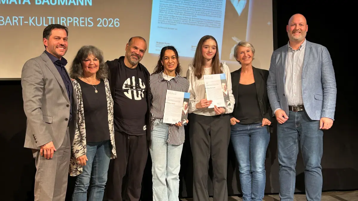 Geislinger Kulturherbst 2026 - Revue und Verleihung Schubart-Kulturpreis - Die beiden jungen Preisträgerinnen umrahmt von ihren Lehrern und Laudatoren (von links): Oberbürgermeister Ignazio Ceffalia, Brigitte Aurbach, Jorge Gonzalez, Melissa Simsek, Maya Baumann, Susanne Gmelin und Benjamin Decker. Foto: rod