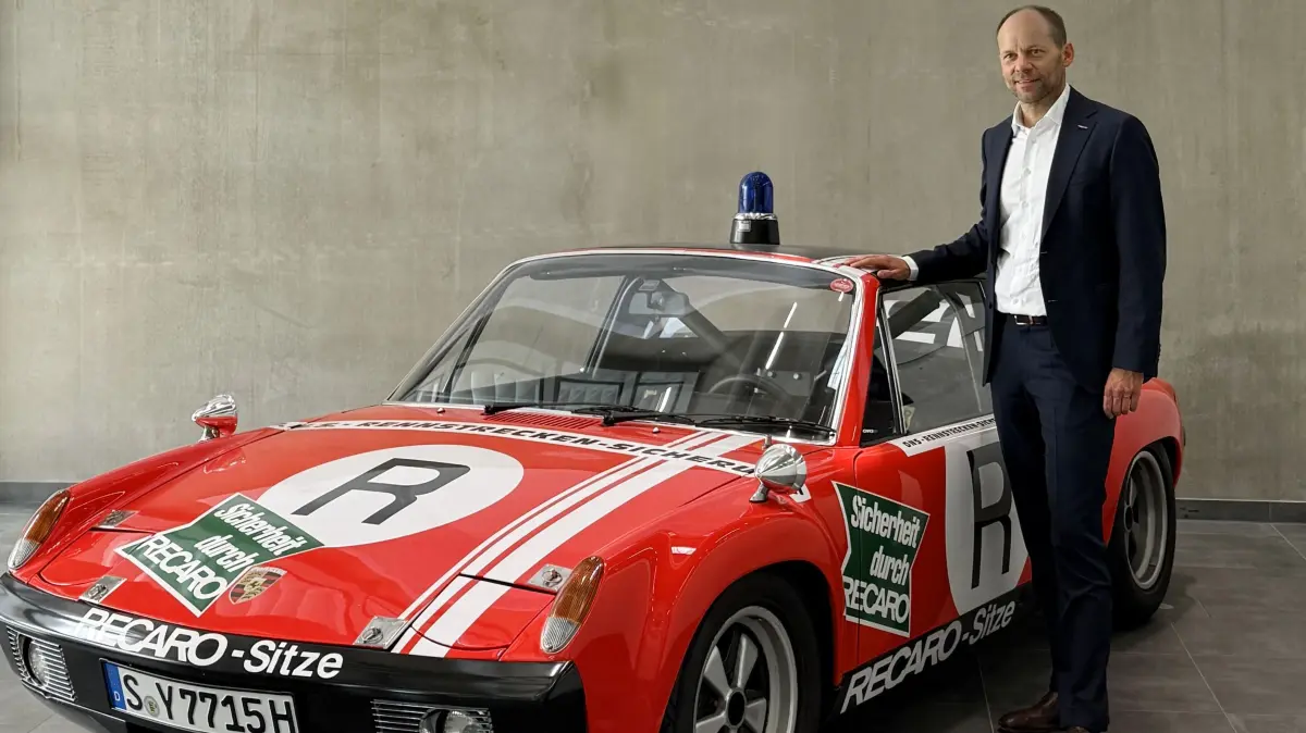 Recaro-Chef Mark Hiller neben dem 914/6-Porsche.