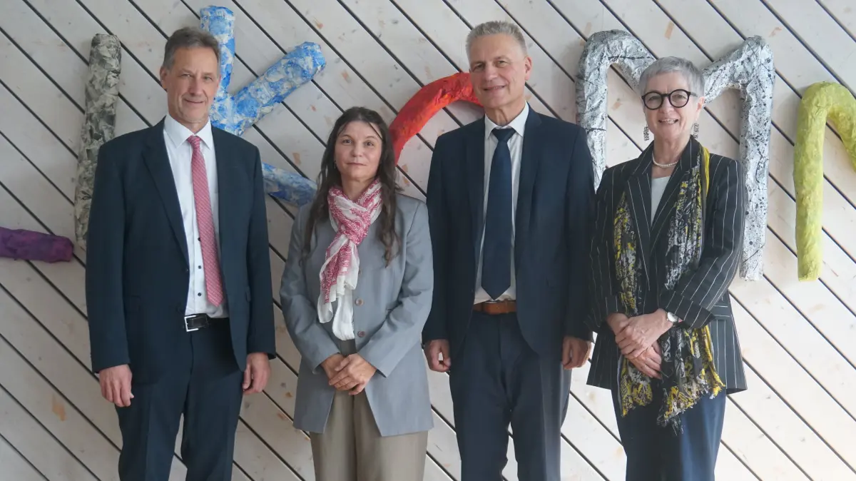 Von links: Direktor Hans-Henning Averbeck, die neue Schulleiterin und stellvertretende Direktorin Denise-Verena Steiner, ihr Vorgänger Hartwig Hils und Oberkirchenrätin Camen Rivuzumwami.