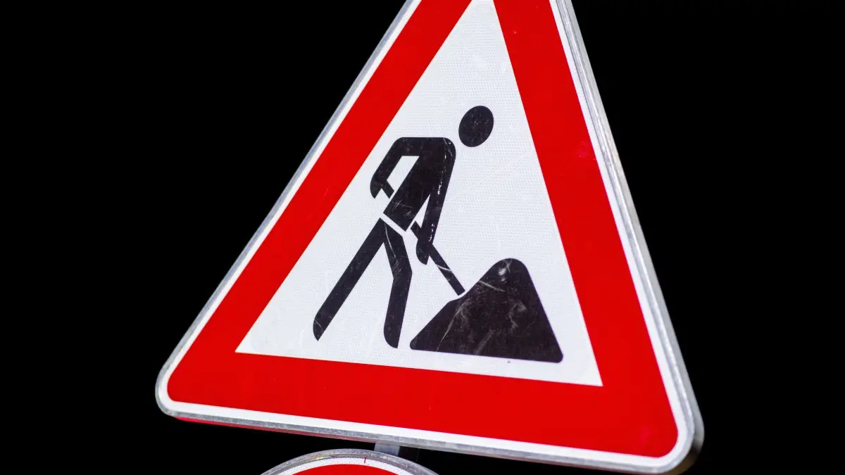 Baustelle: Ein Verkehrsschild weist am Straßenrand auf eine Baustelle hin. (zu dpa: «Pfändertunnel teils gesperrt: Verkehr fährt nachts einspurig»)