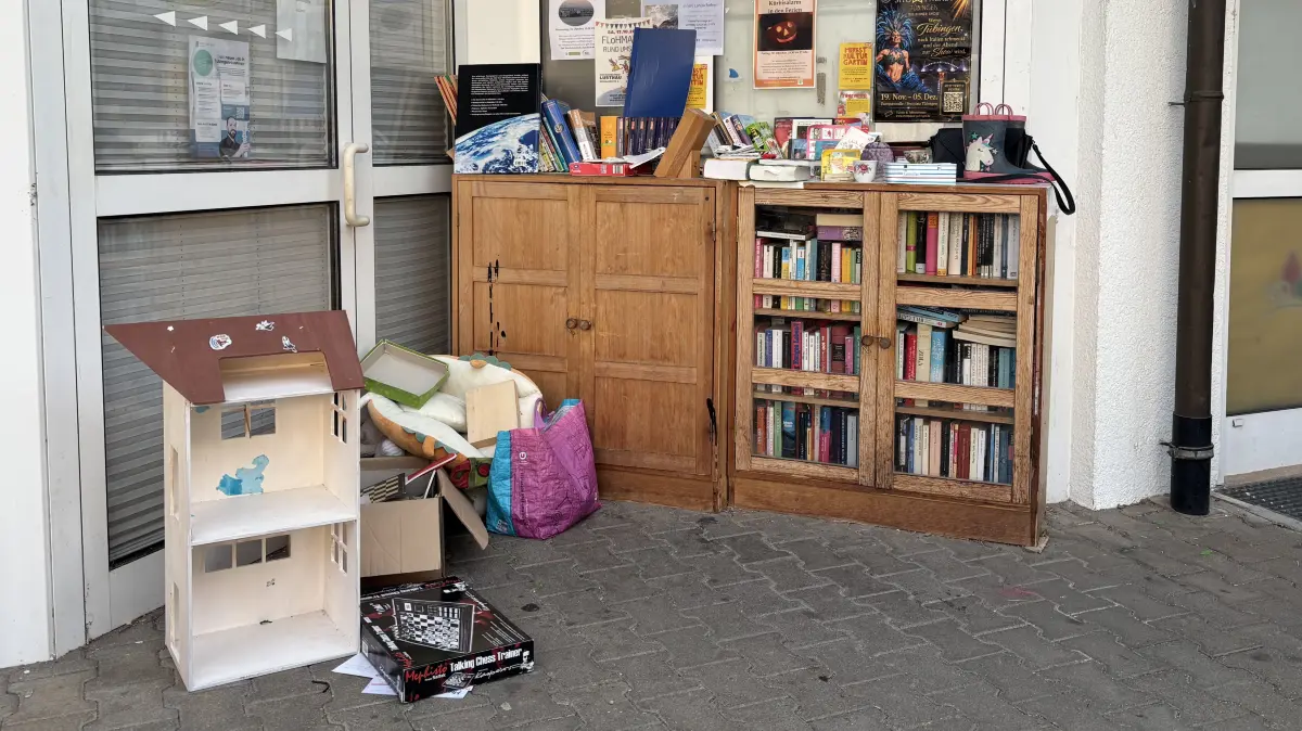 Bücherschrank beim Herrlesberg-Laden, wilder Müll