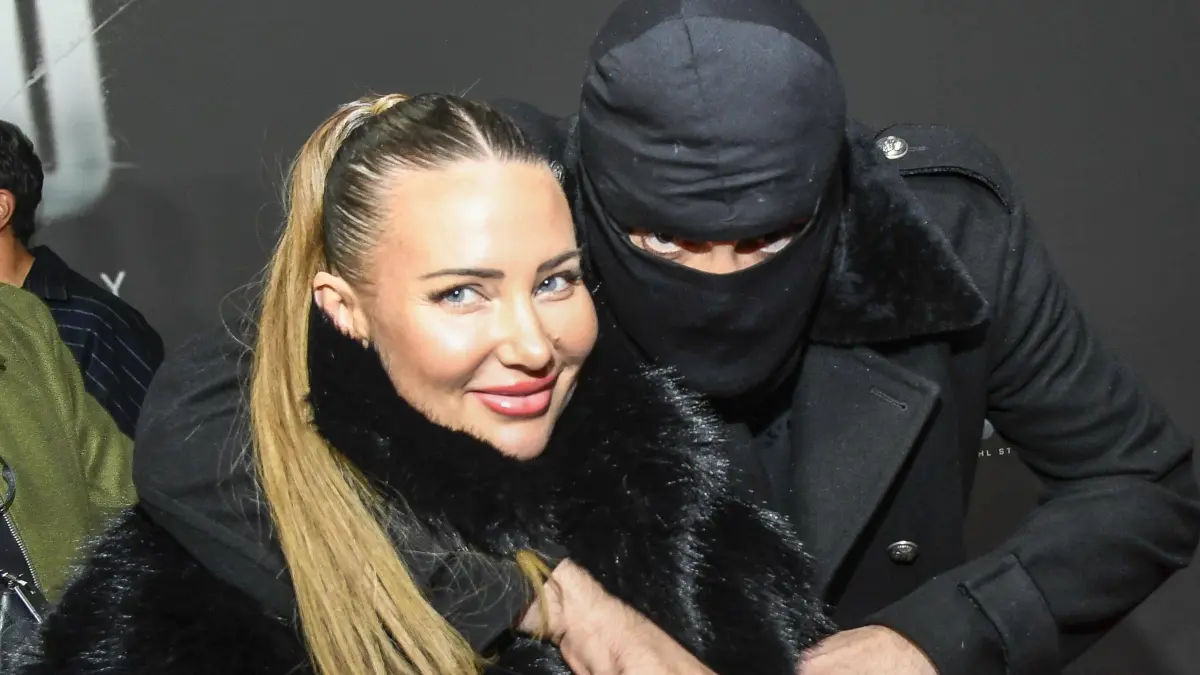 abb/Haftbefehl- Nina Anhan mit Aykut Anhan mit Sturmhaube zu Gast auf dem roten Teppich des Special Screening Event dem Netflix Doku Highlight Babo Die Haftbefehl Story in der Astor Film Lounge am 24.10.2025in Berlin Berlin Deutschland *** abb Haftbefehl Nina Anhan with Aykut Anhan with balaclava on the red carpet of the special screening event of the Netflix documentary highlight Babo The Haftbefehl Story at the Astor Film Lounge on 24 10 2025in Berlin Berlin Germany