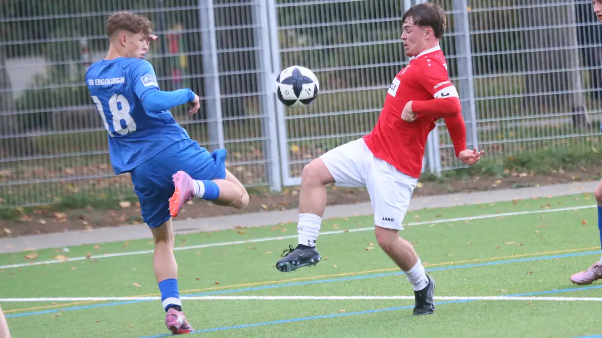U19-Kapitän Linus Meiling von der TSG Balingen, hier im Zweikampf mit dem Ergenzinger Ondrej Hruby.