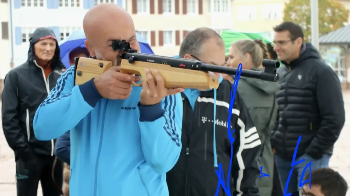 Beim Schießen mit dem vier Kilogramm schweren Biathlon-Gewehr waren eine ruhige Hand und ruhige Atmung entscheidend.