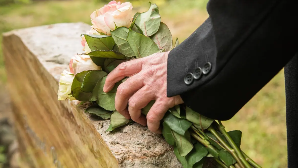 Besuch auf dem Friedhof: Der Gesetzgeber sieht für den Fall des Todes eines nahen Angehörigen Sonderurlaub vor. (zu dpa: «Wann gibt es für eine Beerdigung Sonderurlaub?»)