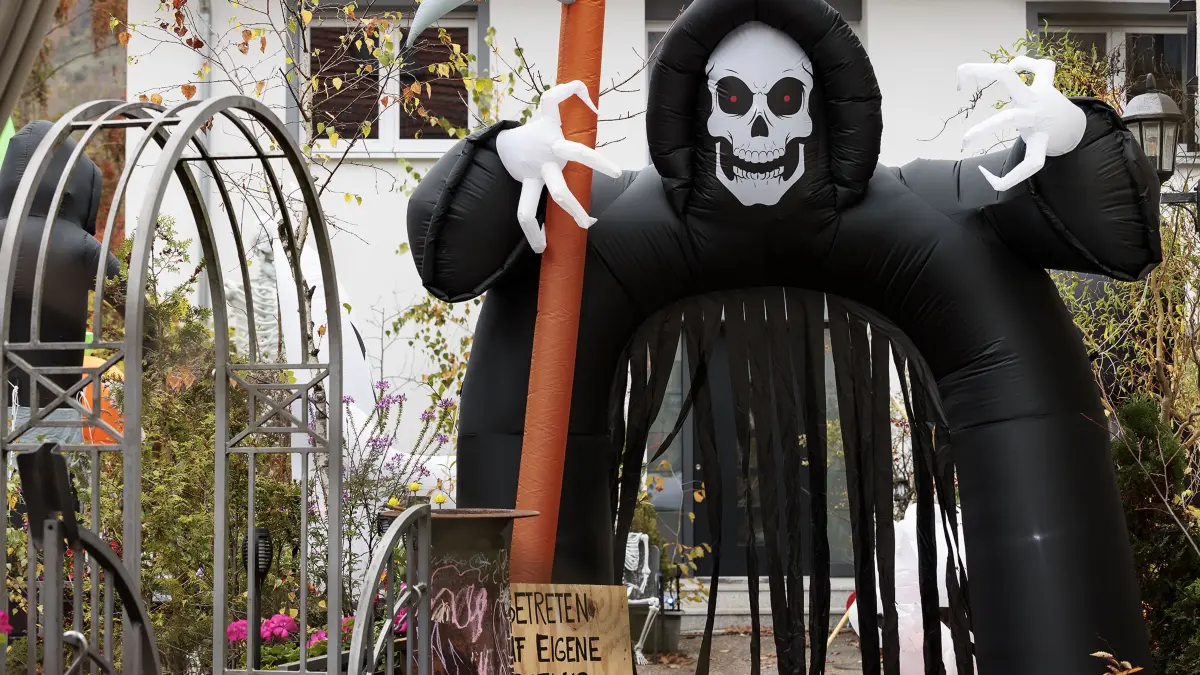 Der große Garten von Nora Tromsdorf in Bad Ditzenbach wurde bereits im dritten Jahr zu Halloween zum Gruselgarten umfunktioniert und zeigt schaurige Details, gruselige Szenen, angsteinflößende Gestalten, Fratzen, Körperteile, Särge, Gräber, Skelette, schaurige Kürbisse, Zombies riesige Spinnen und vieles mehr. Der Gruselgarten in der Helfensteinstraße 10 ist an Halloween, gegen eine Spende, die am Eingang entrichtet werden kann, auf eigne Gefahr, allen großen und kleinen Halloweenbegeisterten und auch nicht begeisterten ab Einbruch der Dunkelheit zugänglich.