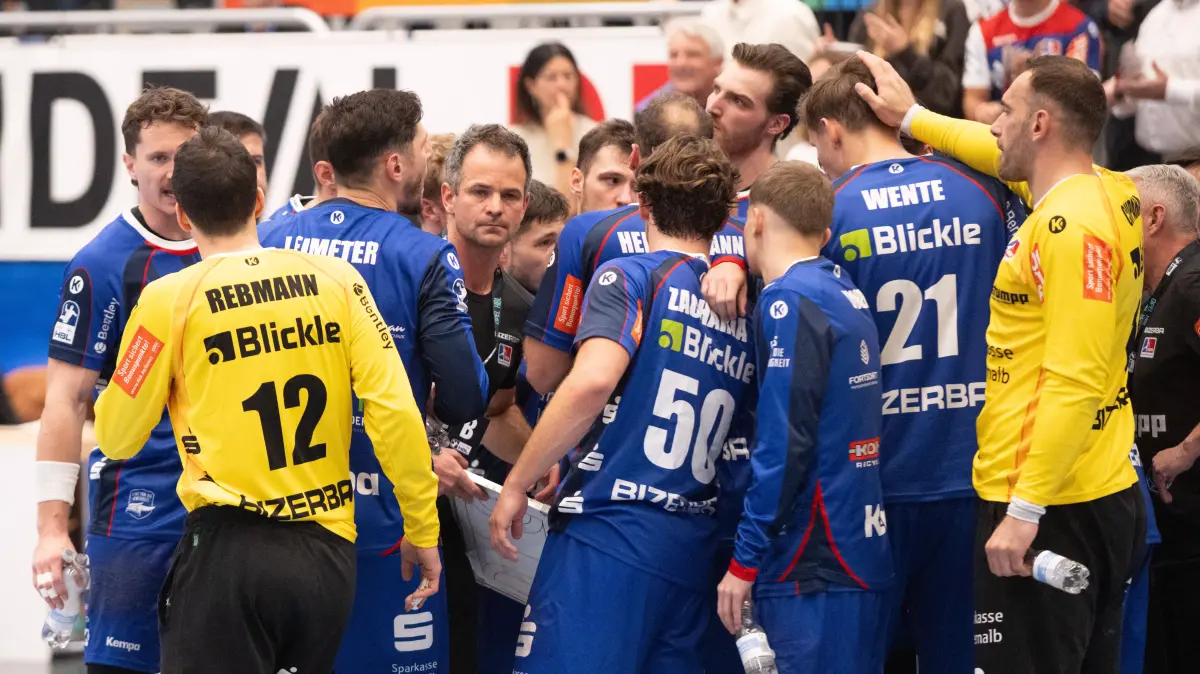 HBW Balingen Weilstetten vs. TSV Hannover Burgdorf, GER, Opel 1. Handball Bundesliga, Meisterschaft, Spieltag 9, Saison 2026/2027, 19.10.2026,: HBW Balingen Weilstetten, letzte Auszeit, HBW Balingen Weilstetten vs. TSV Hannover Burgdorf, GER, Opel 1. Handball Bundesliga, Meisterschaft, Spieltag 9, Saison 2026/2027, 19.10.2026, Eibner-Pressefoto/Andreas Ulmer HBW Balingen Weilstetten vs. TSV Hannover Burgdorf, GER, Opel 1. Handball Bundesliga, Meisterschaft, Spieltag 9, Saison 2026/2027, 19.10.2026, Balingen *** HBW Balingen Weilstetten, final timeout, HBW Balingen Weilstetten vs. TSV Hannover Burgdorf, GER, Opel 1 Handball Bundesliga, Championship, Matchday 9, 20262027 season, October 19, 2026, Eibner Press Photo: Andreas Ulmer, HBW Balingen Weilstetten vs. TSV Hannover Burgdorf, GER, Opel 1 Handball Bundesliga, Championship, Matchday 9, 20262027 Season, October 19, 2026, Balingen Copyright: xEibner-Pressefoto/AndreasxUlmerx EP_AUR