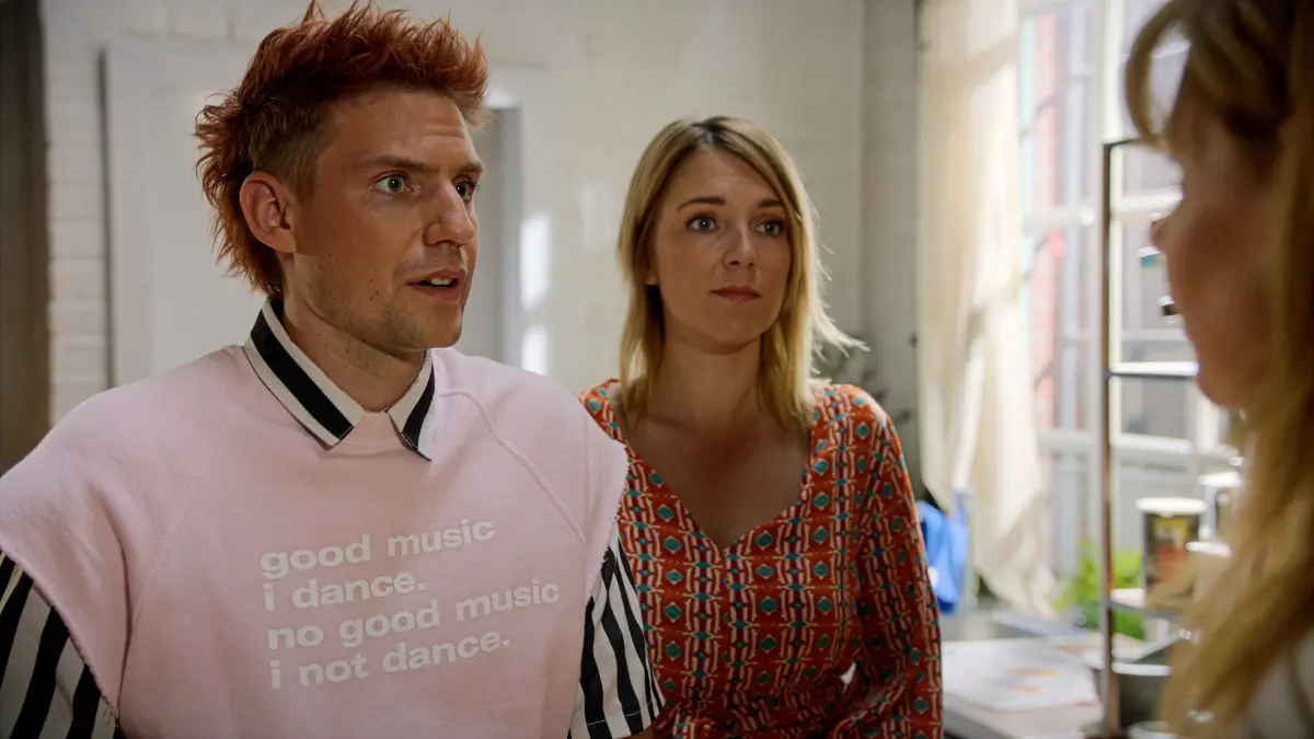 Moritz (Lennart Borchert) und Lilly (Iris Mareike Steen) müssen sich bei Toni entschuldigen.