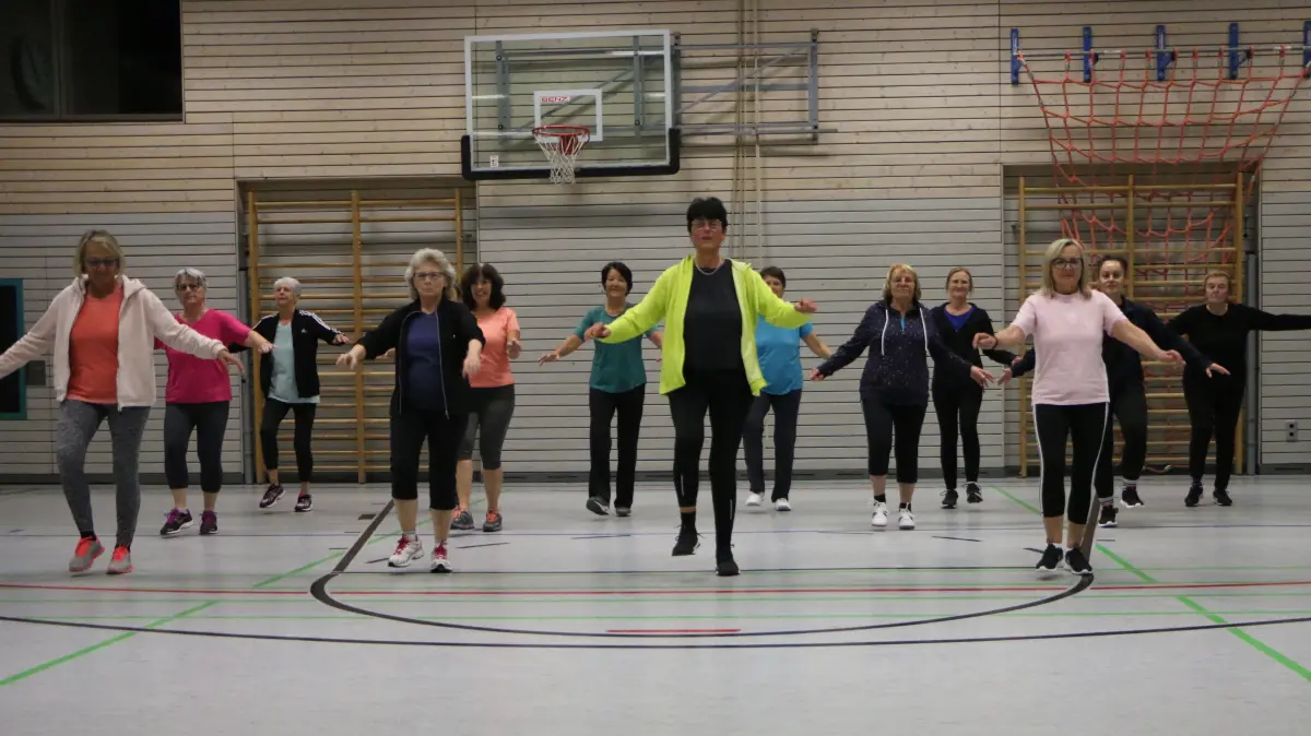 Martina Müller (grüne Jacke) leitet seit vielen Jahren Fitness- und Gesundheitskurse beim SV Ingersheim.