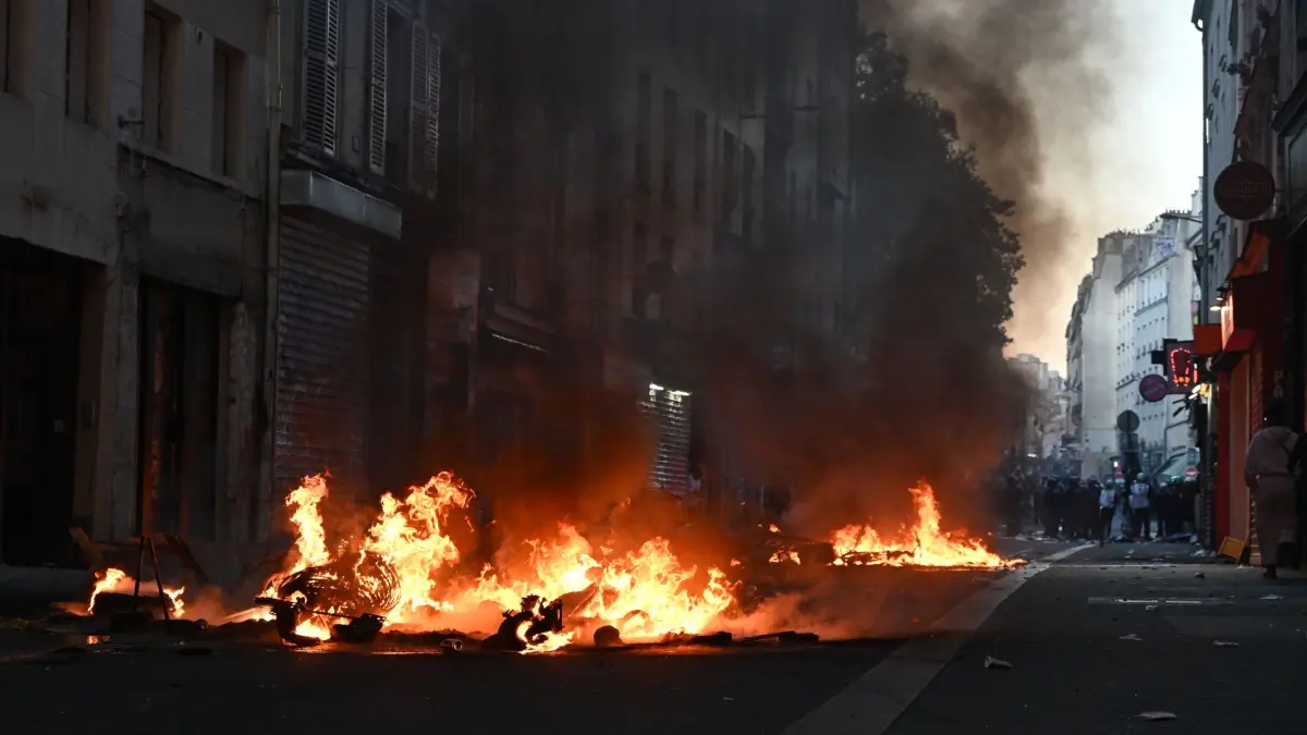 Proteste in Frankreich: Bei erneuten Zusammenstößen zwischen Demonstranten und Polizeibeamten während einer Demonstration gegen steigende Lebenshaltungskosten, bei der sich die Studenten den Protesten anschlossen, brennt Müll. (zu dpa: «Dobrindt zu Frankreich: Gewalt von Linksextremisten und Migranten»)