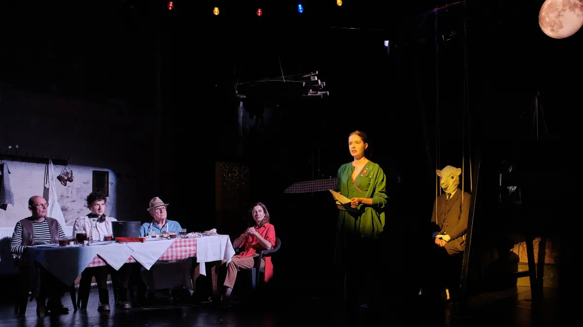Am Fest- und Mordtag heißen sie alle Catarina, daher hie rnur die Schauspielrnamen, von links: Udo Rau, Sebastian Schmohl, Thomas Bockelmann, Christina Weiser, Sophie Maria Scherrieble un d xxxx.