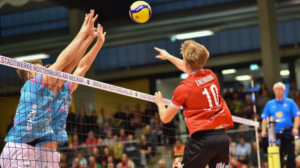 TV Rottenburg vs. SWD powervolleys Dueren, Volleyball, 1. Bundesliga Maenner, 1. Spieltag, Spiel 1006, Spielzeit 2026/2027, 20.10.2026: im Angriff: Jonas Enemark (TV Rottenburg, #10), im Block: Andres Jefanov (SWD powervolleys Düren, #25), Daniel Joseph Wetter (SWD powervolleys Düren, #10)
TV Rottenburg vs. SWD powervolleys Dueren, Volleyball, 1. Bundesliga Maenner, 1. Spieltag, Spiel 1006, Spielzeit 2026/2027, 20.10.2026,
Foto: Eibner-Pressefoto/Ralph Kunze