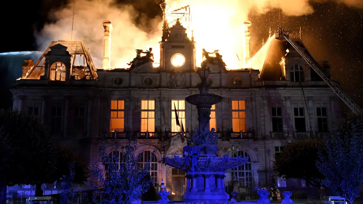 Festnahme nach Brandstiftung im Rathaus von Limoges: Dieses Foto zeigt ein Feuer, das das Rathaus in Limoges in Zentralfrankreich zerstört, nachdem eine Gruppe von Personen im Rahmen einer landesweiten Mobilisierungsaktion gegen hohe Lebenshaltungskosten gewaltsam in das Gebäude eingedrungen war. (zu dpa: «Festnahme nach Brandstiftung im Rathaus von Limoges»)