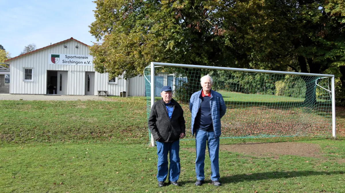 Erich Winter (links) aus Sirchingen und Reinhold Fröhlich aus Münsingen verbindet eine 40-jährige Freundschaft. Der Dritte im Bunde, Reimar Masiske aus Nehren, konnte leider beim Termin nicht dabei sein.