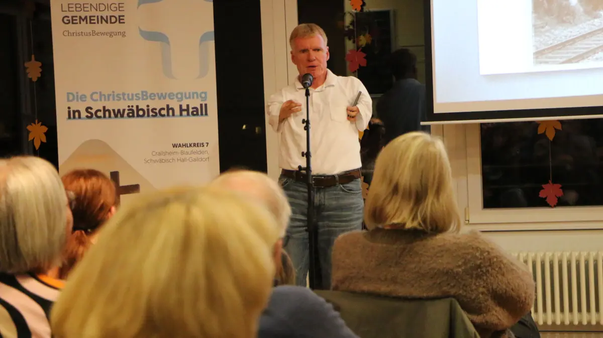 Matthias Berg hält einen Vortrag im vollbesetzten Gründelhardter Gemeindehaus.