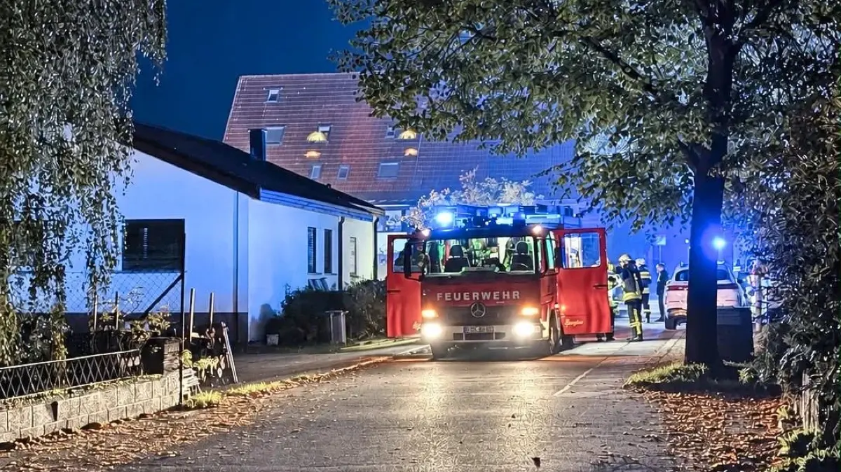 Nächtlicher Einsatz in Göttelfingen: Die Feuerwehr rückte in die Lindenstraße aus, nachdem Passanten einen Rauchmelder und Brandgeruch bemerkt hatten.