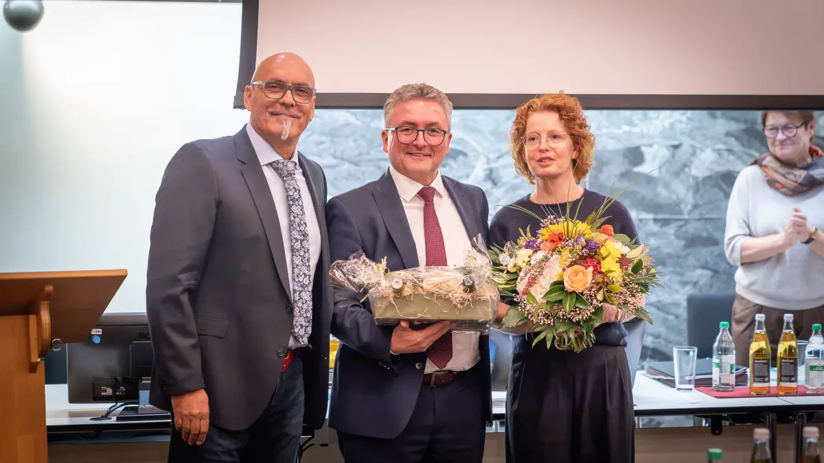 Von seinem Stellvertreter Matthias Schaal gab es großes Lob für den alten und neuen Oberbürgermeister Mössingens, Michael Bulander, und seine Frau Lioba.
