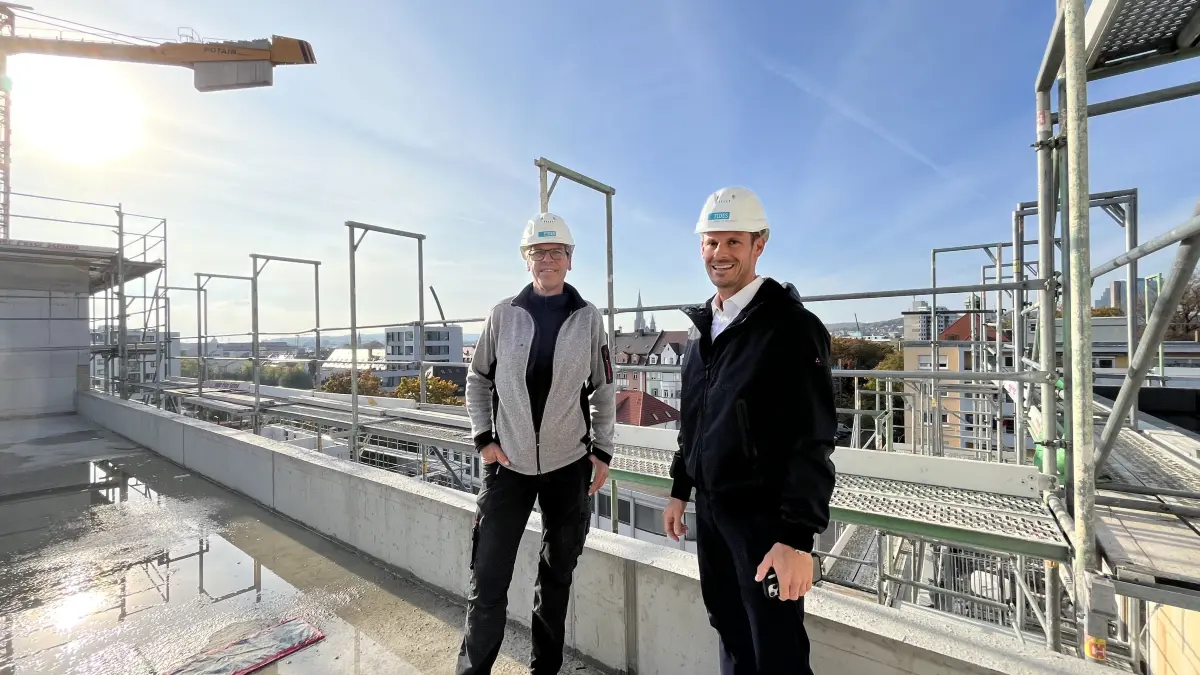 Zufrieden mit dem Fortschritt: Oberbauleiter Claus Frey und sein Chef Constantin Zieher stehen auf der Dachterrasse des Leplat-Quartiers.