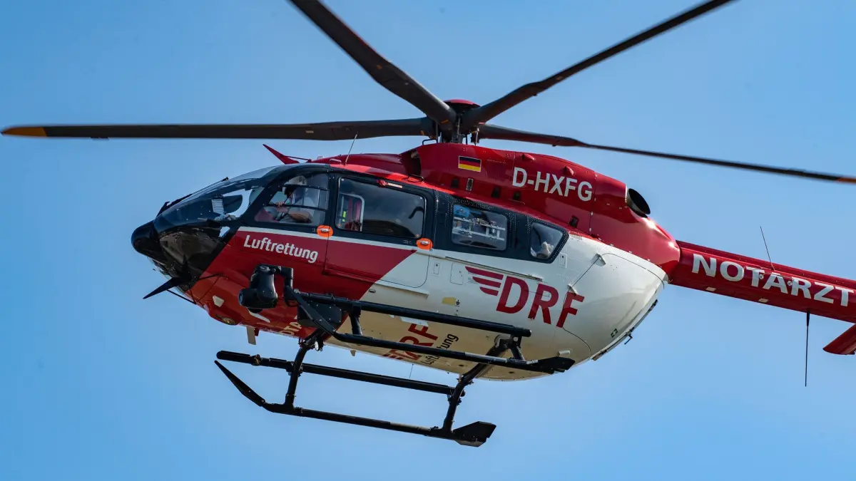 Rettungshubschrauber: ARCHIV - 27.05.2023, Mecklenburg-Vorpommern, Greifswald: Der Rettungshubschrauber vom Typ H145 mit der Kennung D-HXFG der Deutschen Rettungsflugwacht (DRF) fliegt über der Greifswalder DRF-Station. (zu dpa: «Frontalzusammenstoß auf B96: Beide Fahrer schwerstverletzt») Foto: Stefan Sauer/dpa +++ dpa-Bildfunk +++