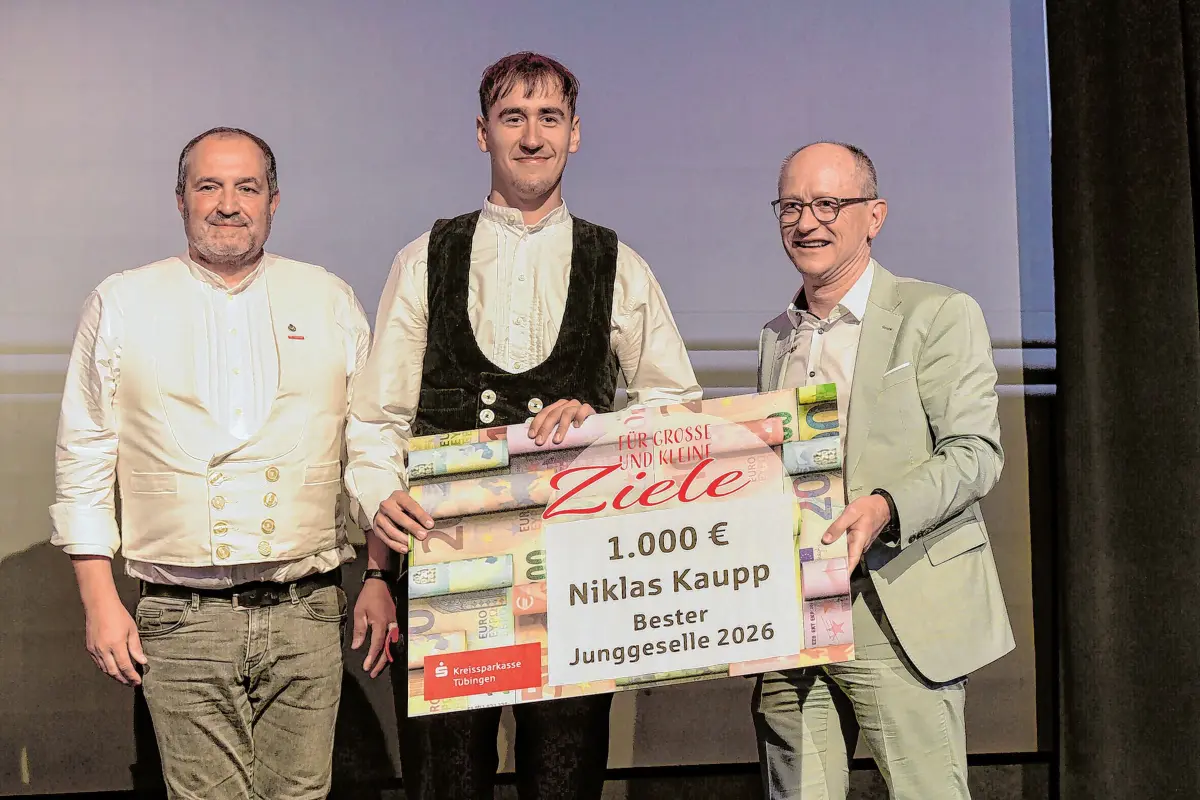 Bester Junggeselle Niklas Kaupp mit Norbert Schnitzler (li.) und Hans Lamparter, Chef der Kreissparkasse Tübingen.