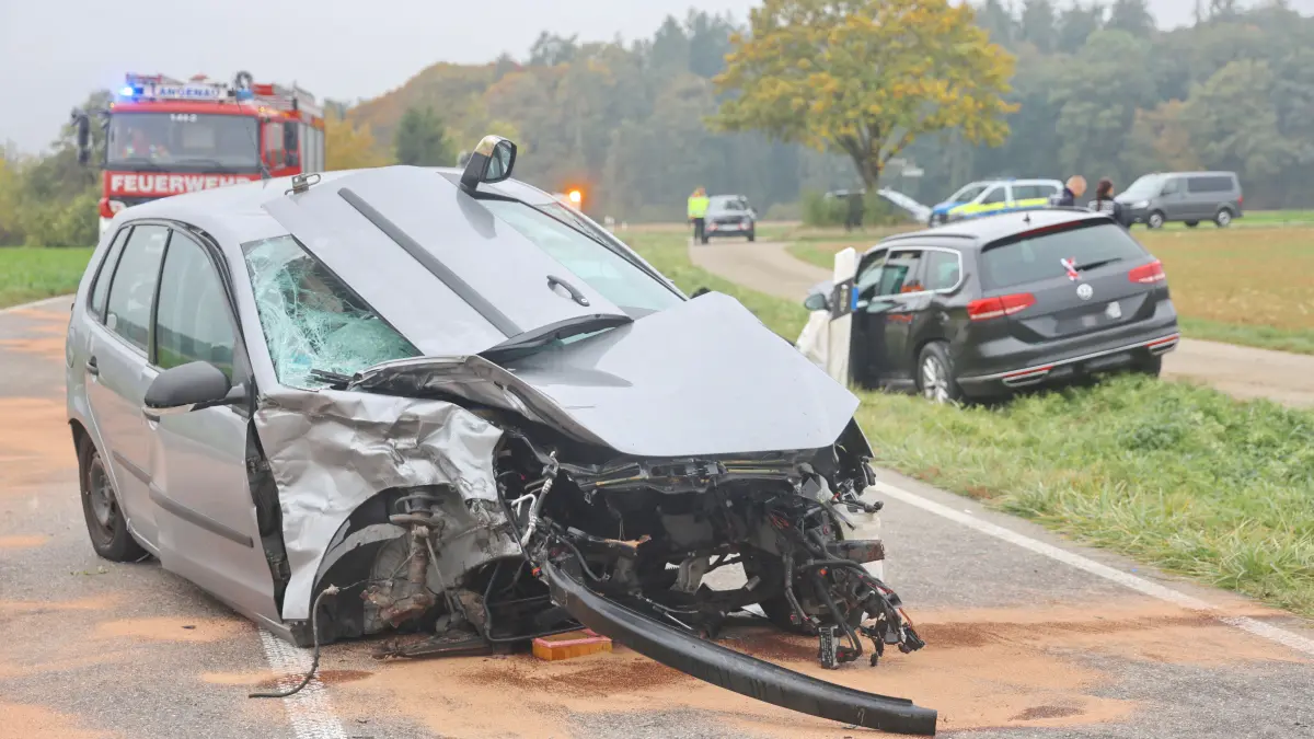 Die beiden Fahrzeuge stießen frontal auf der Fahrbahn des Passatfahrers zusammen.