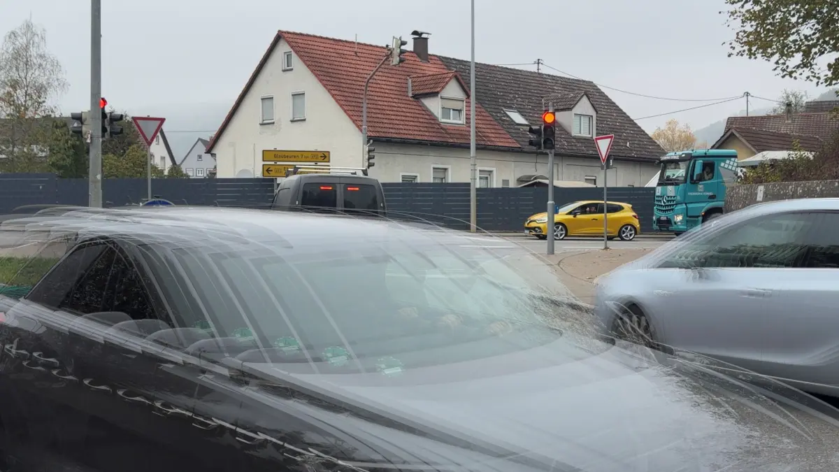 Viel Rot zu sehen: Die Einmündung der Ringinger Straße in die Bund