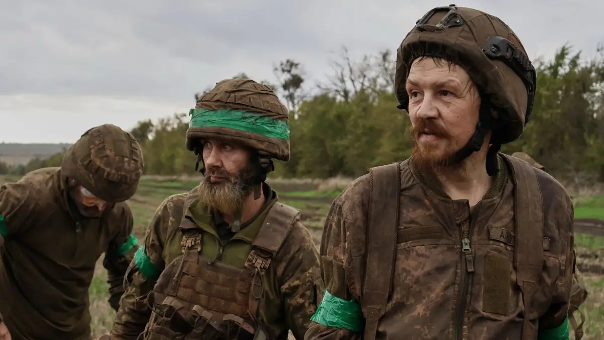 Auf diesem Foto, das vom Pressedienst der 65. mechanisierten Brigade der Ukraine zur Verfügung gestellt wurde, sind Soldaten zu sehen, die von einem langen Einsatz an der Front in der Region Saporischschja in der Ukraine zurückkehren.