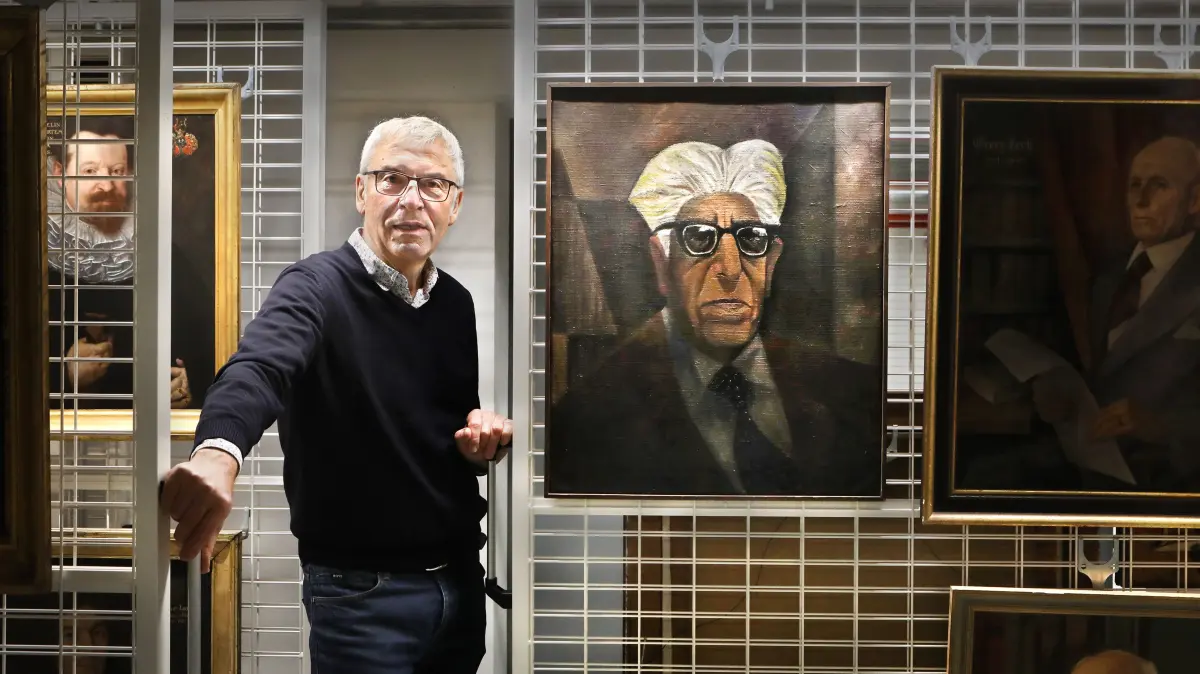 Ernst Seidl vom MUT in der Gemäldesammlung neben dem Porträt Ernst Blochs.
