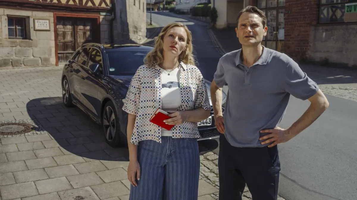 Am 25. Oktober 2026 ermittelt Felix Voss (Fabian Hinrichs) mit seiner neuen Kollegin Emmy Rathgeber (Rosalie Thomass) im „Tatort: Gottesgarten“.