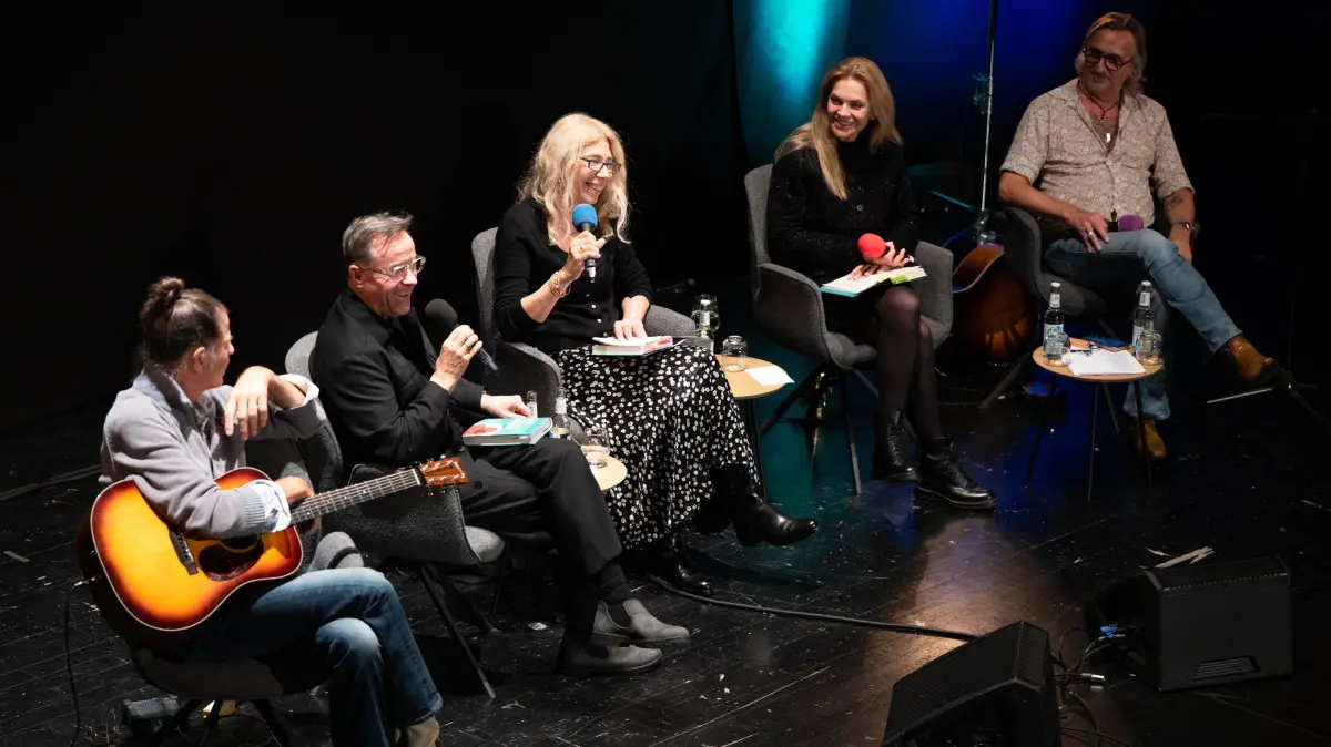 Lesung neues Buch Lisa Federle, am Dienstagabend im Kino Museum (von links nach rechts) auf der Bühne: Philipp Feldtkeller, Jan Josef Liefers, Lisa Federle, Anna Loos, Dieter Thomas Kuhn