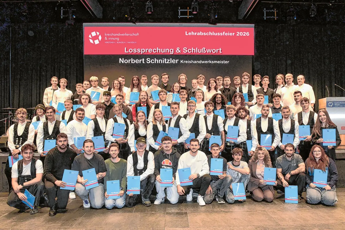 Alle Junggesellinnen und Junggesellen auf einen Blick bei der Lossprechung am Freitagabend, 16. Oktober, im Kreissparkassen Carré in Tübingen. ⇥Foto: Gudrun de Maddalena