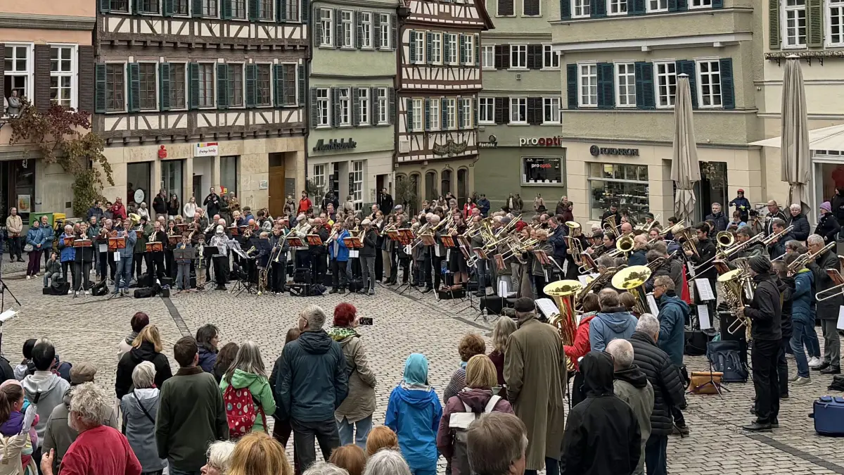 Zum Abschluss des Bezirksposaunentags spielten 150 Bläserinnen und Bläser ein Platzkonzert auf dem Tübiger Marktplatz.