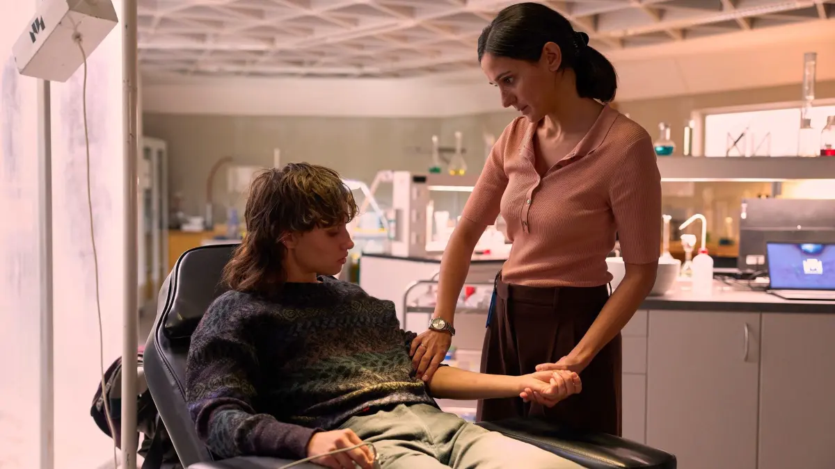 Dr. Hevi Abdel-Nansen (Aybi Era, r.) überprüft den Gesundheitszustand ihrer Probandin Emilia Walser (Luna Jordan).