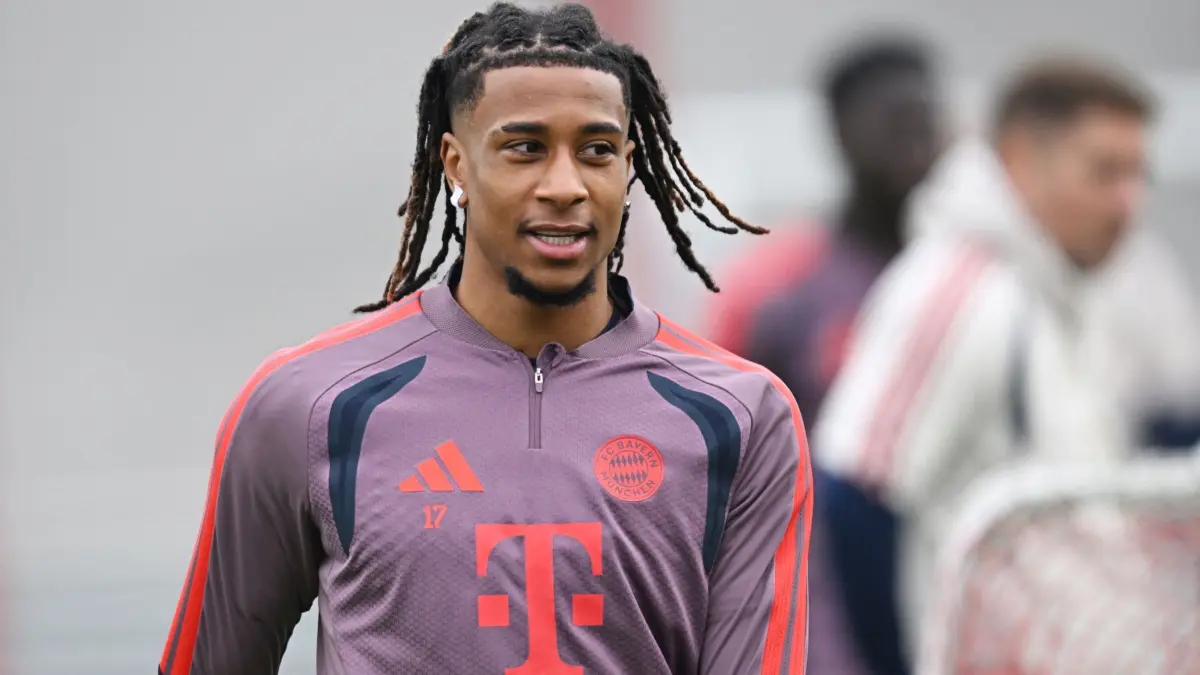 Abschlusstraining FC Bayern vor Champions League-Spiel: 20.10.2026, Bayern, München: Fußball, Champions League, vor dem Vorrundenspiel FC Bayern München - FC Arsenal, Abschlusstraining FC Bayern. Spieler Michael Olise steht auf dem Platz. Foto: Angelika Warmuth/dpa +++ dpa-Bildfunk +++