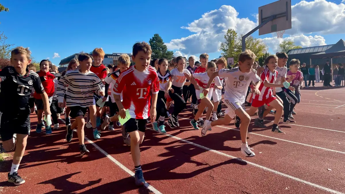 Die Schülerinnen und Schüler des Karl-von-Frisch-Gymnasiums hatten sichtlich Spaß am Spendenlauf für das Uhuruprojekt in Kenia.
