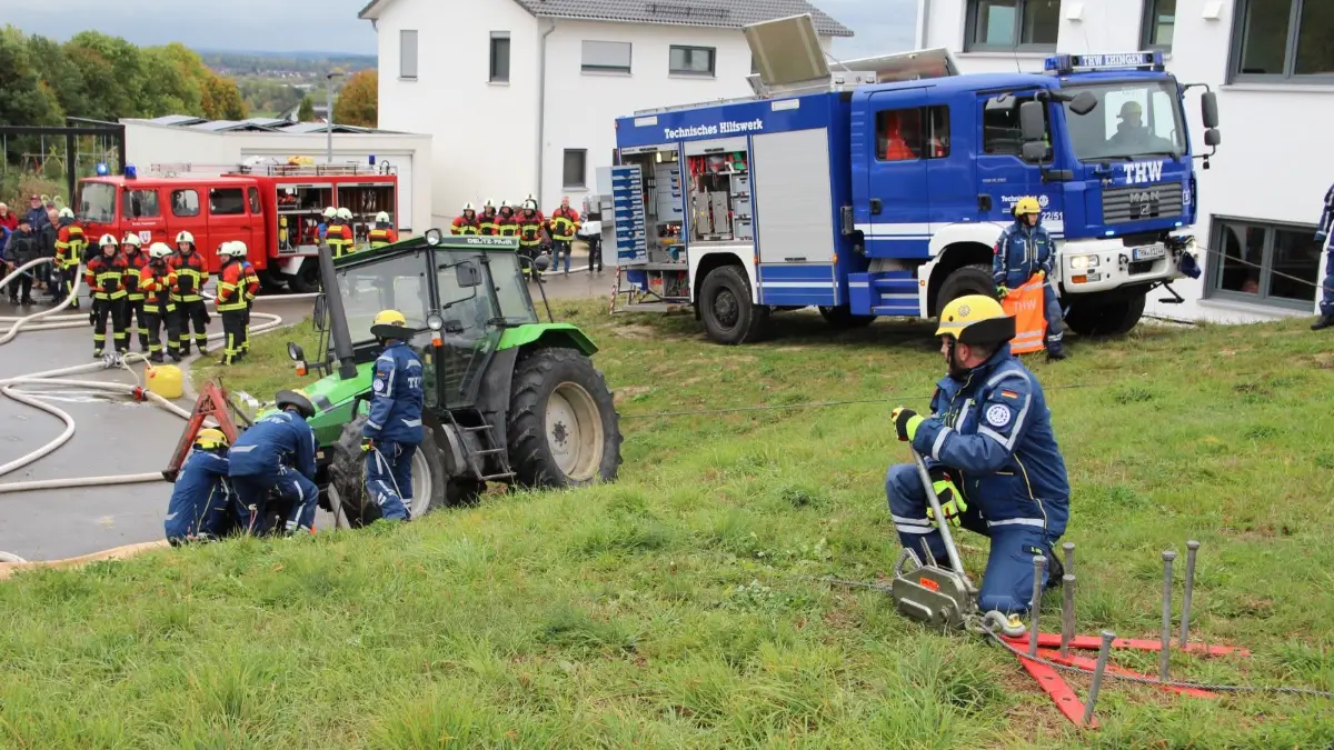 Der THW-Ortsverband Ehingen und die Feuerwehr Oberdischingen übten gemeinsam. Im Bild wird der Traktor mit einem Mehrzweckzug gegen Umstürzen gesichert.