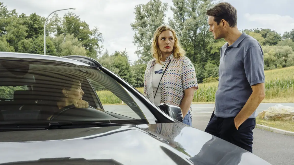 Am 25. Oktober 2026 ermittelt Felix Voss (Fabian Hinrichs) mit seiner neuen Kollegin Emmy Rathgeber (Rosalie Thomass, M.) im „Tatort: Gottesgarten“.