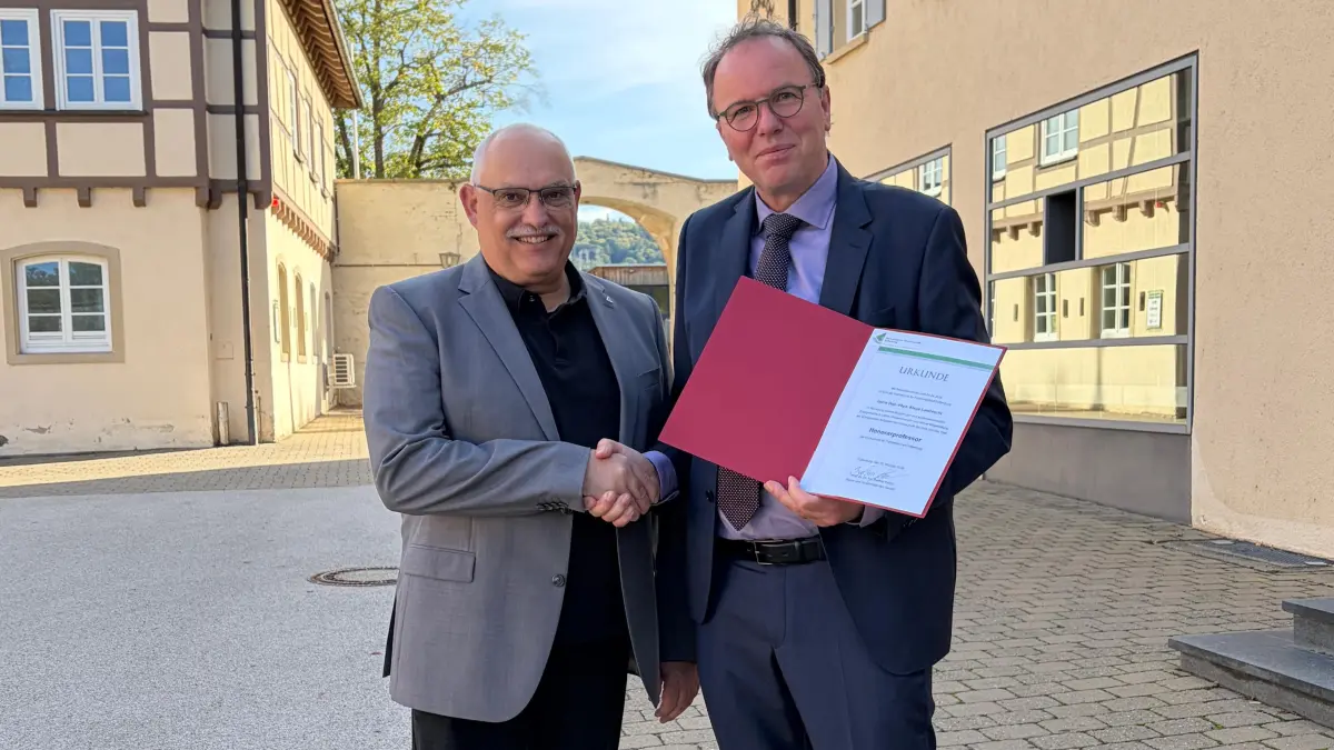 Klaus Lamprecht wurde von der Hochschule für Forstwirtschaft Rottenburg (HFR) zum Honorarprofessor ernannt. Hochschulrektor Bastian Kaiser (links) übergab Lamprecht die betreffende Urkunde.