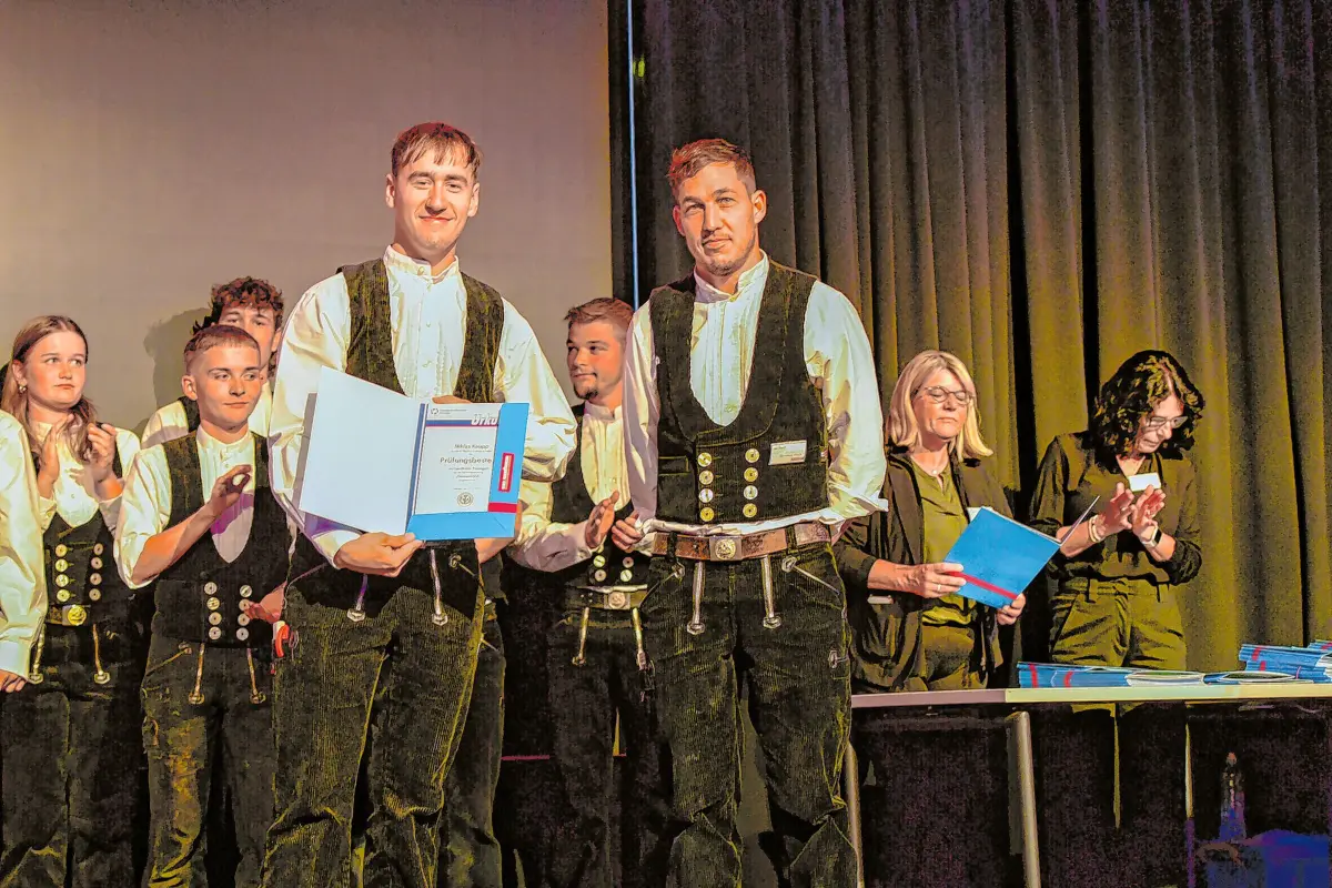 Stuckateur-Innung Prüfungsbester der Zimmerer Niklas Kaupp mit ?Foto: Gudrun de Maddalena⇥De Maddalena_Tuebingen_017632203