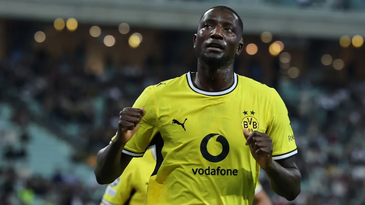 Sabah FK - Borussia Dortmund: Fußball, Männer: Champions League, Sabah FK - Borussia Dortmund, Vorrunde, 3. Spieltag, Baku Olympic Stadium. Serhou Guirassy von Borussia Dortmund jubelt über seinen Treffer zum 0:1. (zu dpa: «Ungeduscht und unantastbar: BVB auf Guirassys Schultern»)